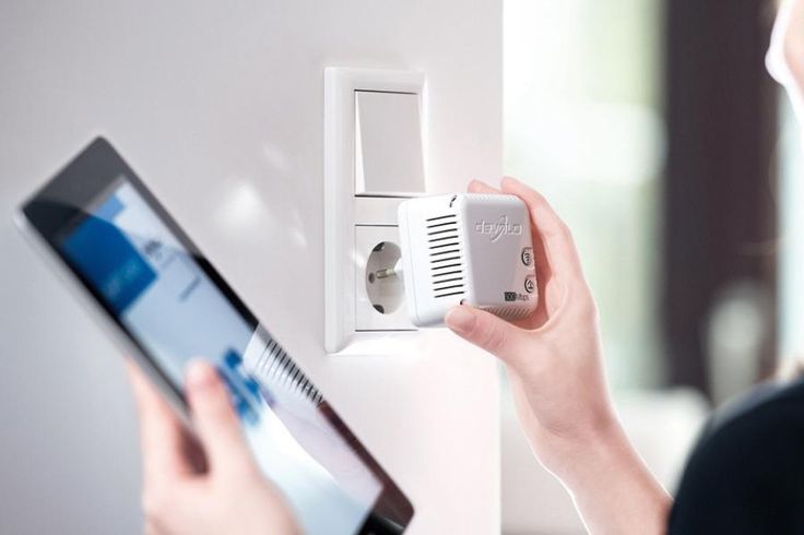 Kabel LAN biru terhubung, ilustrasi powerline adapter untuk internet lewat kabel listrik rumah